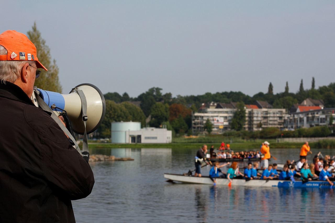 端午節(jié)龍舟比賽的盛麗景象