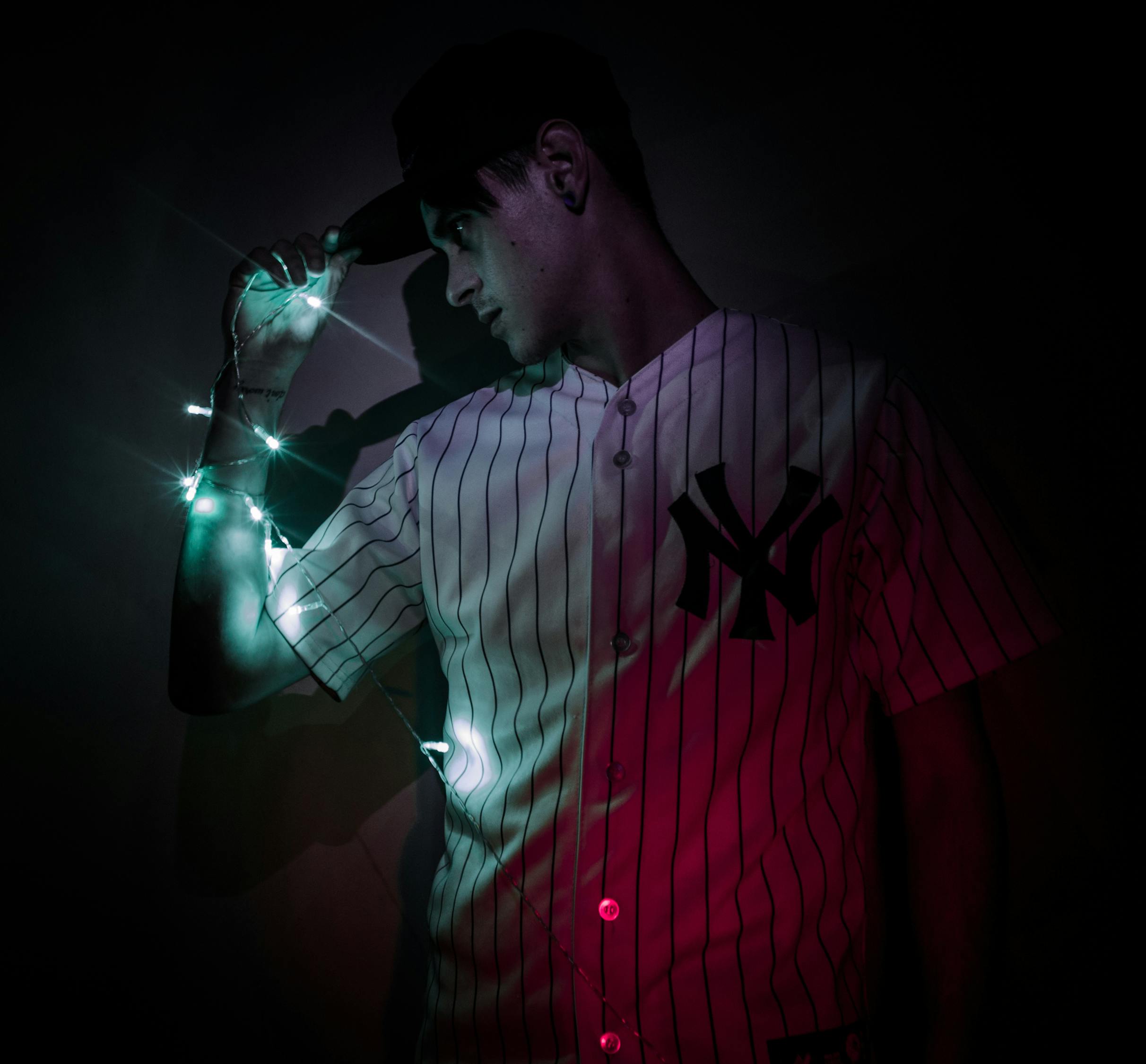 龍俊亨最新寫真——光影魅力探尋記