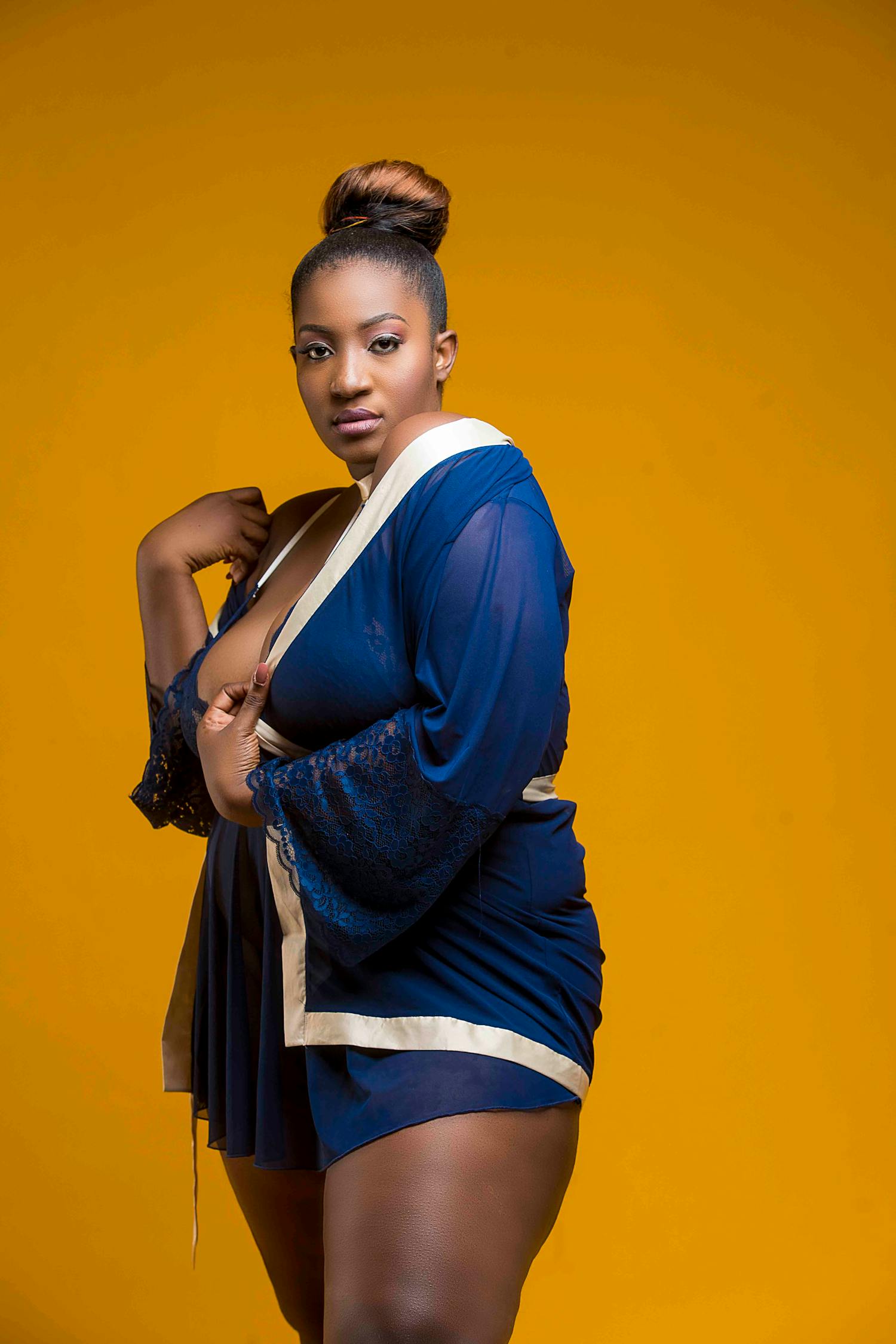 演員金晶的魅力世界，圖片交織的旅程，探索故事與魅力的探索