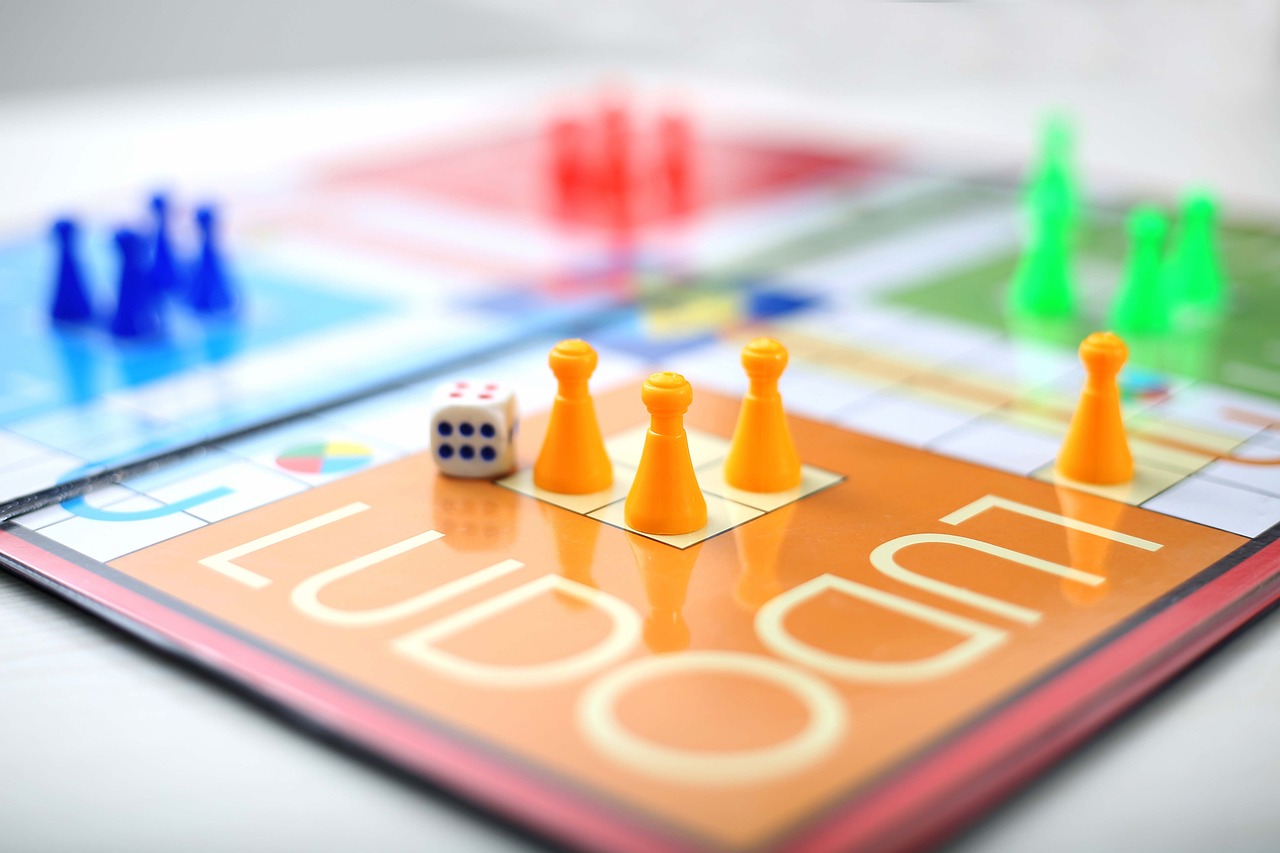 影視產(chǎn)業(yè)股票投資，機遇與挑戰(zhàn)并存