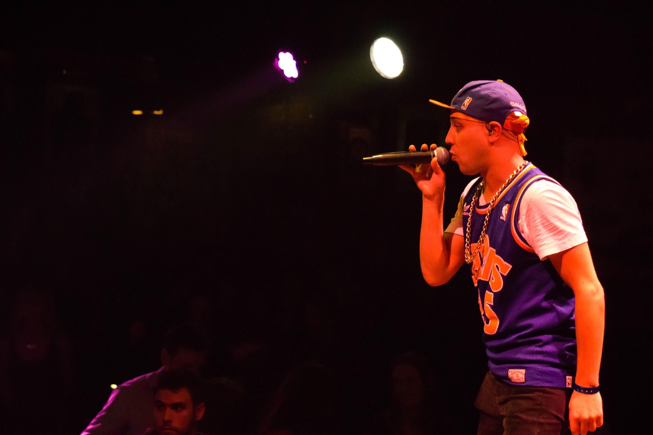 相聲演員的舞臺(tái)自由與創(chuàng)作隨意性探討，舞臺(tái)上的即興與創(chuàng)作自由之辯